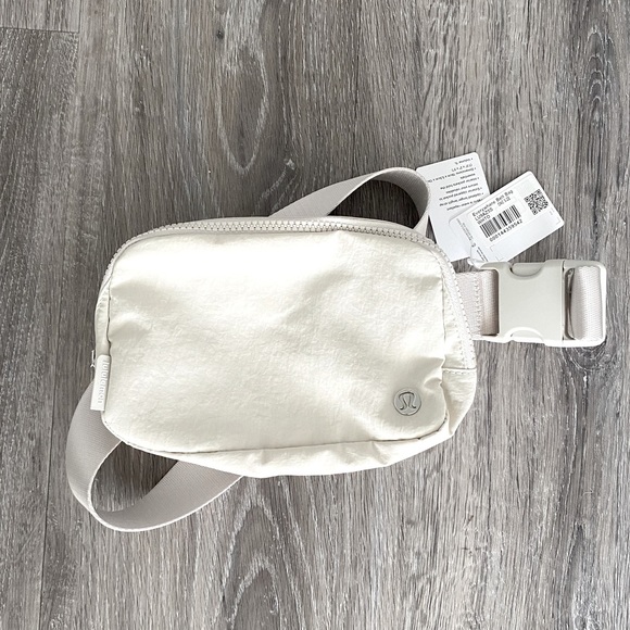 everywhere belt bag lululemon white opal Crossbody 1L Ring clips onto your favourite bag YALL THE WHITE OPAL IS